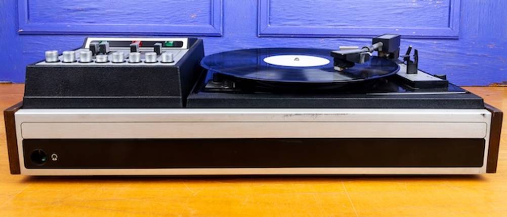 Stereoanlage mit Plattenspieler getestet: Eine Vintage-Stereoanlage mit einem Plattenspieler auf gelbem Untergrund.