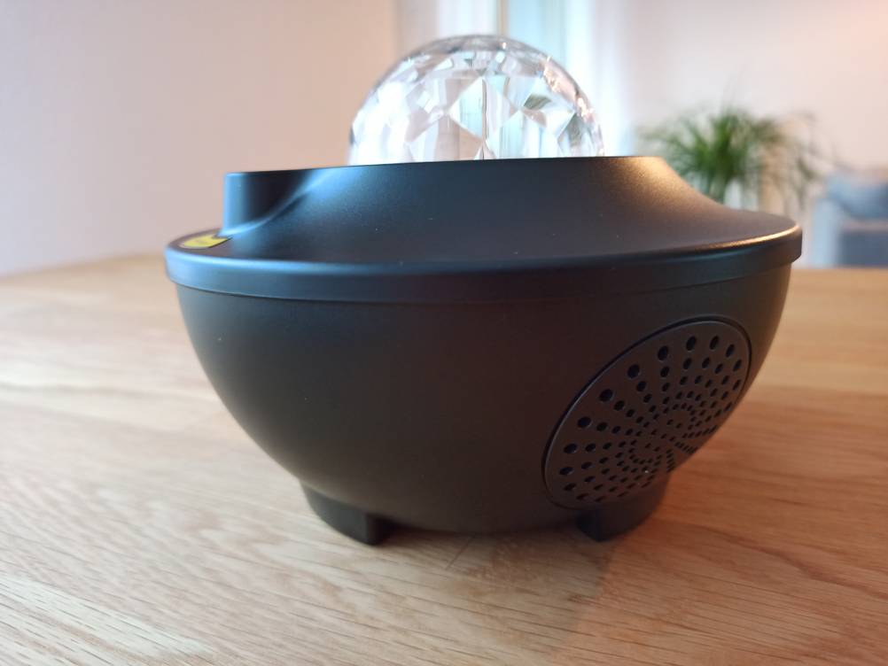 Schwarzer Sternenhimmel-Projektor steht auf einem Tisch.