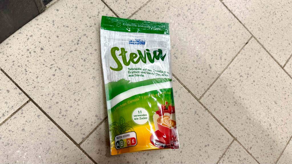 Eine Packung getestetes Stevia liegt auf Fliesen.