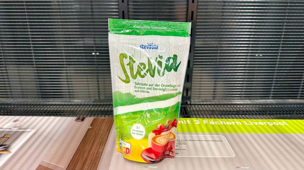 Eine Packung getestetes Stevia steht auf einem Holzregal.