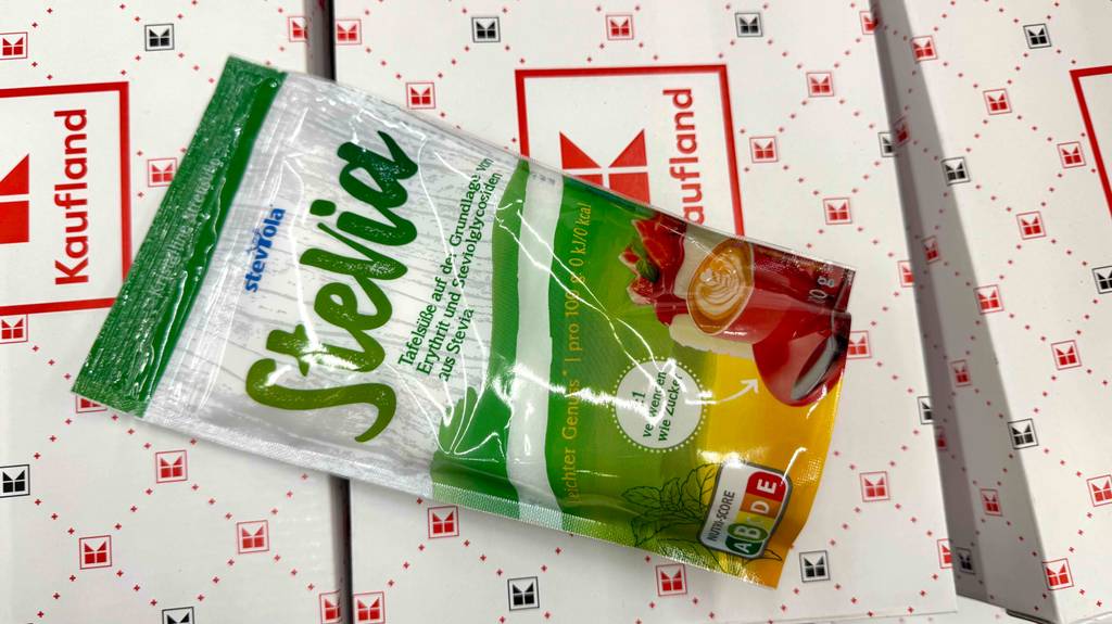 Getestet: Eine Packung Stevia liegt quer auf Kartons.