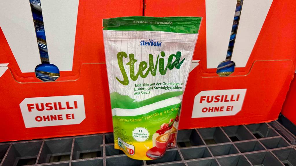 Stevia im Test: Eine Packung steht vor Nudelkartons.