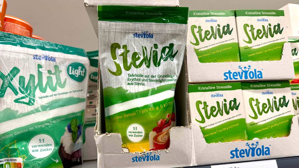 Stevia im Test: Mehrere Produkte in unterschiedlichen Verpackungen stehen in einem Regal.