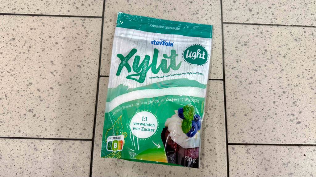 Eine Packung getestetes Xylit liegt auf Fliesen.