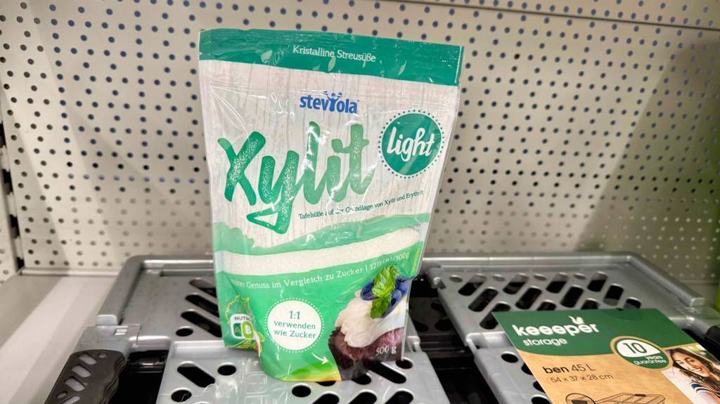 Eine Packung Xylit steht zum Testen auf einem zusammengeklappten Einkaufskorb.