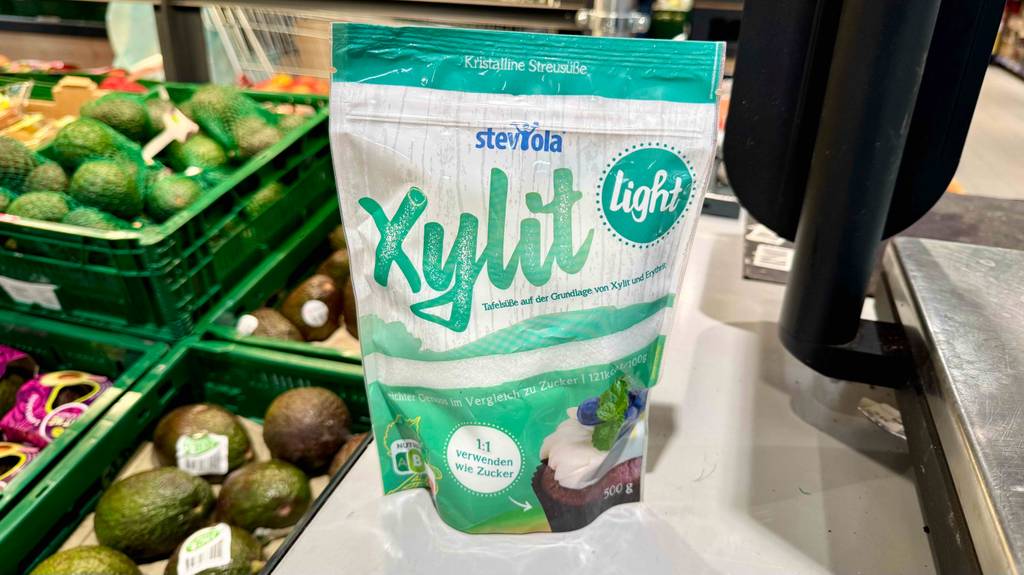 Xylit im Test: Eine Packung steht vor Gemüsekisten.