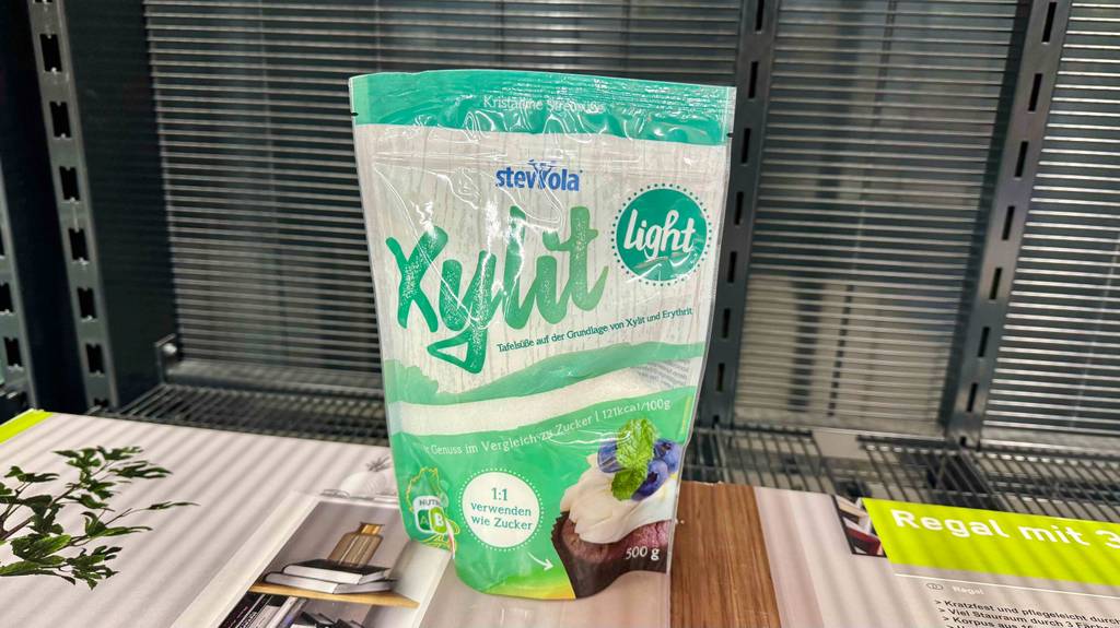 Xylit im Test: Eine Packung steht auf einem Holzbrett.