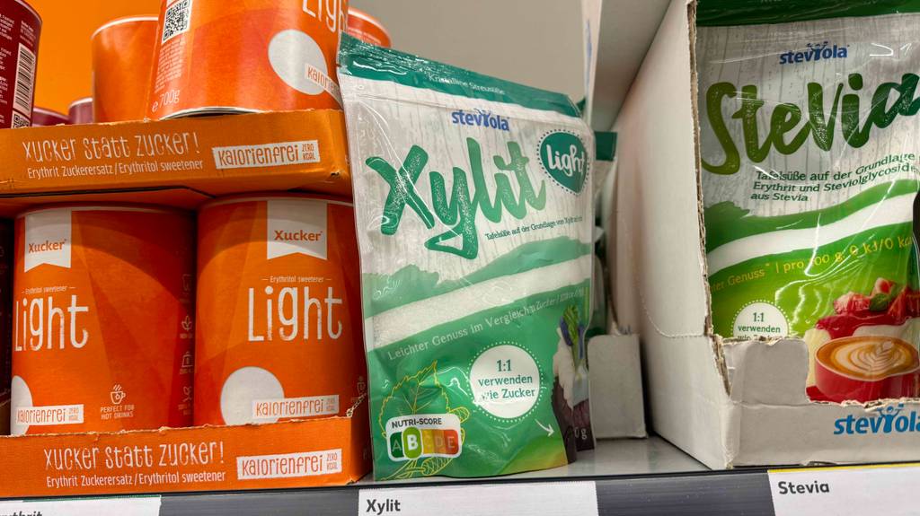 Xylit im Test: Eine Packung steht zwischen anderen Produkten in einem Regal.