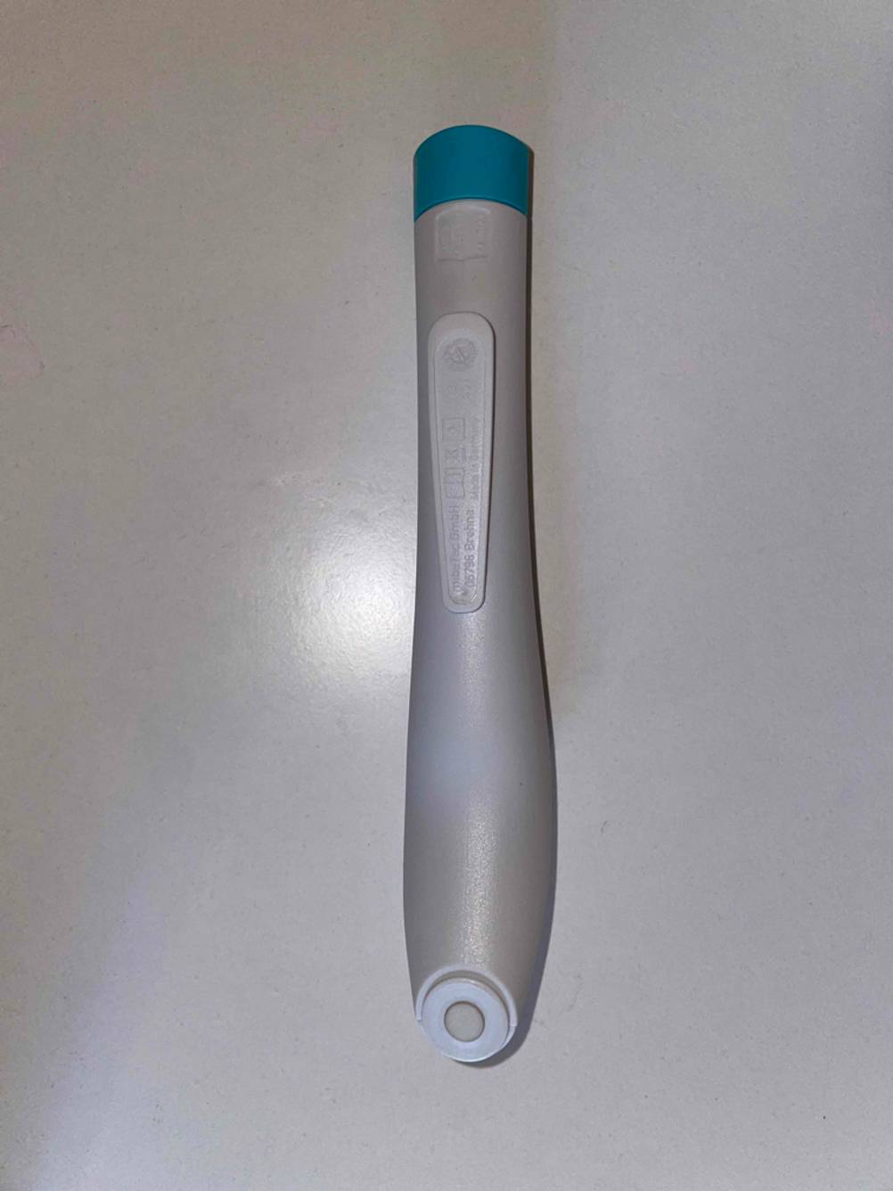 Ein getesteter Stichheiler liegt mit der Rückseite nach oben auf einer hellen Oberfläche.