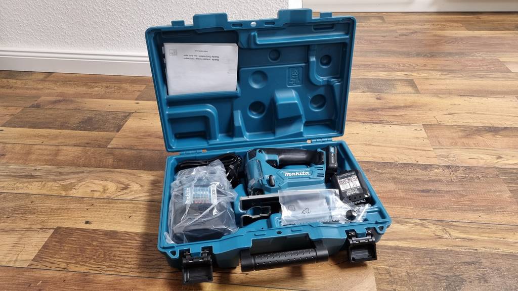 Die Akku-Stichsäge JV101DWAE von Makita ist nicht nur inklusive eines praktischen Transportkoffers erhältlich, sie verfügt auch über eine große Menge an Zubehör.