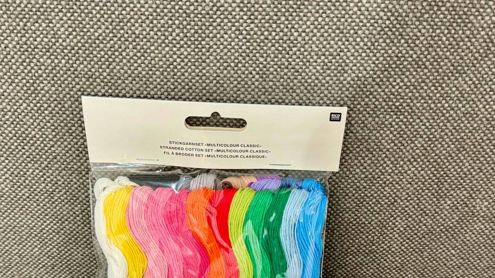 Stickgarn getestet: Nahaufnahme des Labels der Verpackung mit Artikelbezeichnug.