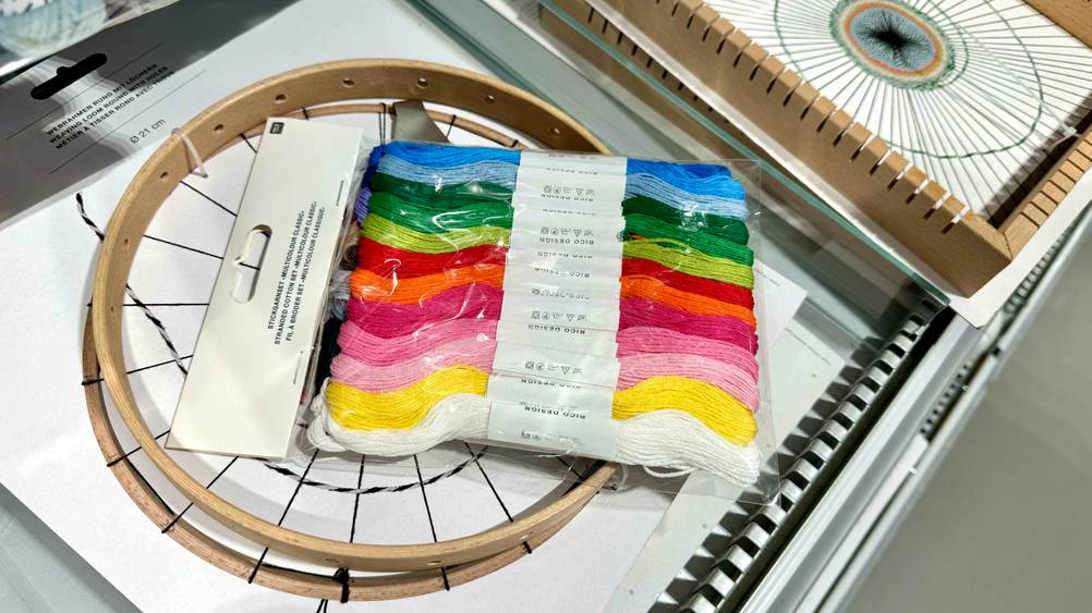 Getestet: Eine Packung des Stickgarns liegt auf anderen Produkten.