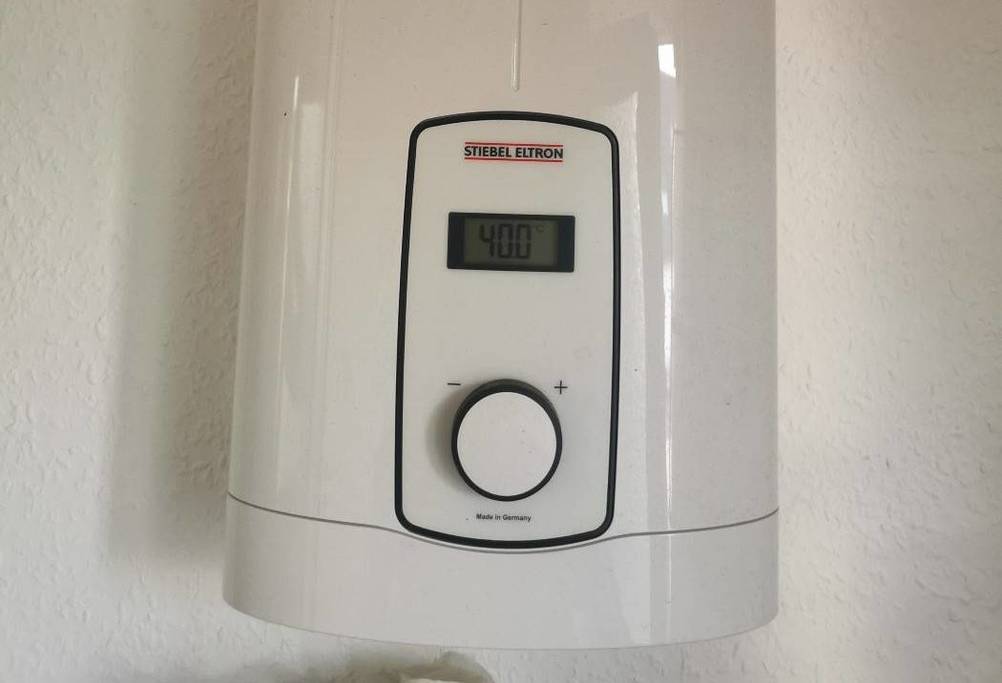 Stiebel Eltron 236745 Durchlauferhitzer-Test: Detailansicht des eingeschalteten Kommandopaneels inklusive weißem Temperatur-Einstellknopf.