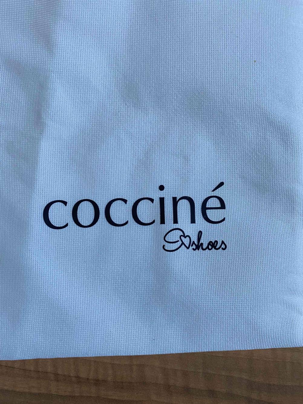 Nahaufnahme des Logos auf dem Schutzbeutel der getesteten Stiefelspanner.