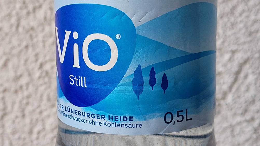 Stilles Mineralwasser getestet: Nahaufnahme des Labels mit Logo und Inhaltsangabe.