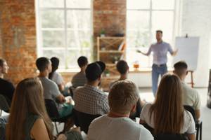 Stipendien im Test: Seminarleiter vor einer Gruppe von Stipendianten.