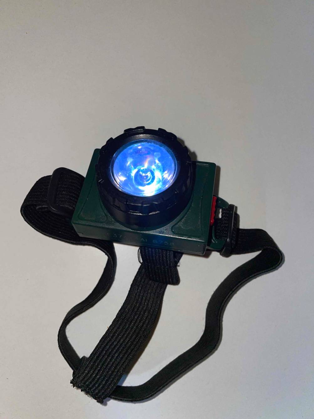Kinder-Stirnlampe im Test: Die Bosch-Stirnlampe im eingeschalteten Zustand mit Kopfband.