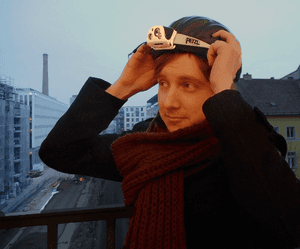 Eine Stirnlampe wird im Freien getestet.