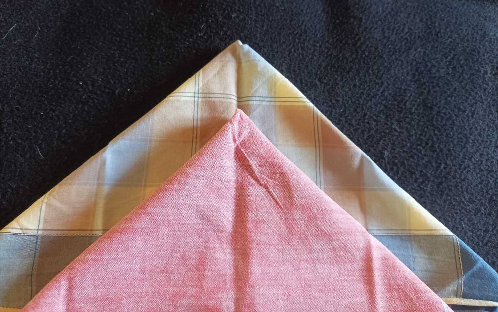 Stofftaschentücher getestet: Nahaufnahme der gefalteten Ecken.