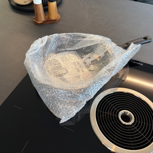 Die Stoneline 19512 steht in ihrer Verpackung auf einer Kochplatte