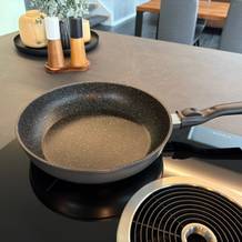 Die Stoneline 19512 steht auf einer Kochplatte