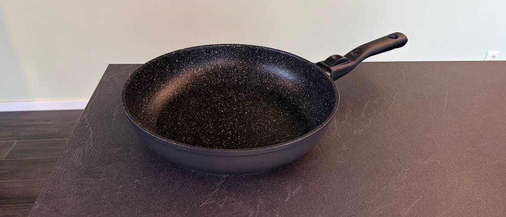 Die Stoneline 19512 steht auf einer Arbeitsplatte