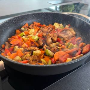 Gemüse und Fleisch werden in der Stoneline 19512 angebraten