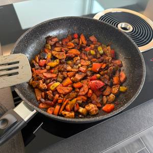 Gebratenes Gemüse und Fleisch liegen in der Stoneline 19512