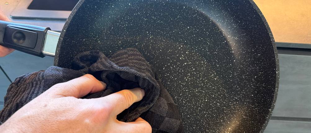 Die Stoneline 19512 wird mit einem Handtuch abgetrocknet