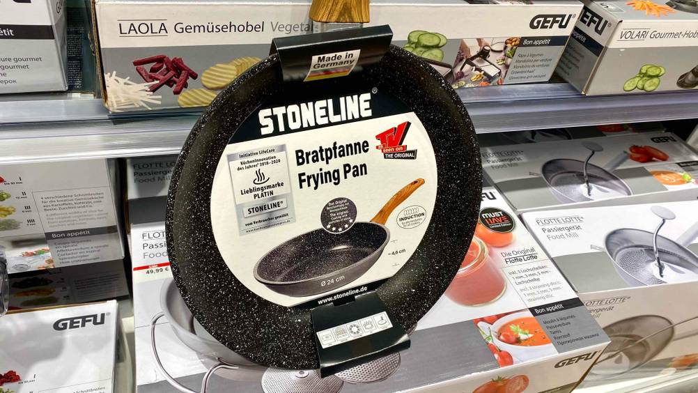 Stoneline-Pfanne getestet: Pfanne steht auf einem Karton.