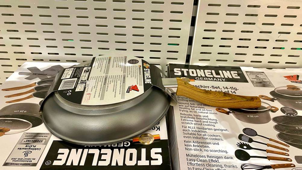 Getestete Stoneline-Pfanne liegt auf zwei Kartons.