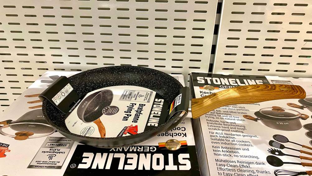 Getestete Stoneline-Pfanne hat einen Holzgriff.