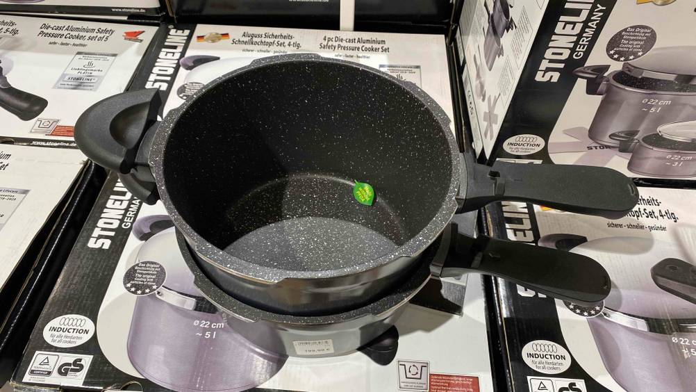 Schnellkochtopf getestet: Ein Schnellkochtopf ohne Deckel mit Beschichtung auf mehreren verpackten Produkten.