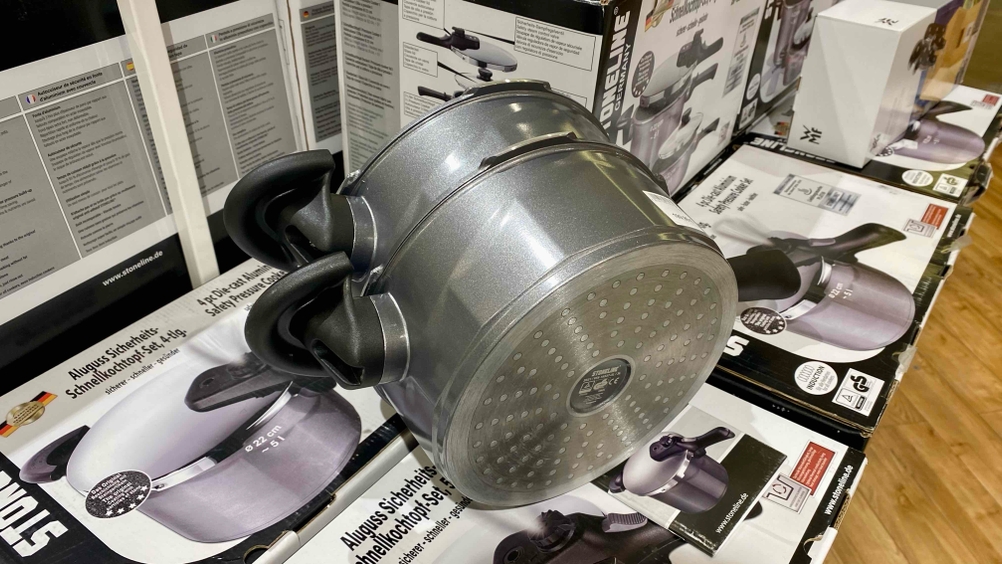 Nahaufnahme des Bodens eines getesteten Schnellkochtopfs auf mehreren verpackten Produkten.