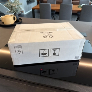 Der Karton vom Stoneline Cocotte steht auf einer Kochplatte