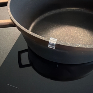 Ein Transportschutz am Rand vom Stoneline Cocotte