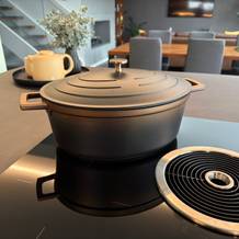 Der Stoneline Cocotte steht auf einer Kochplatte