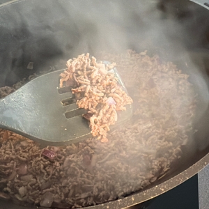 Hackfleisch befindet sich im Stoneline Cocotte