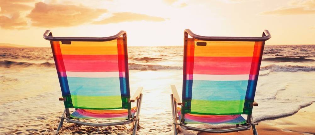 Ein Strandstuhl mit verstellbarer Rückenlehne bis in die Liegeposition kann auch als Liegestuhl bezeichnet werden.