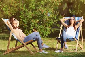 stranstuhl im park auf rasen