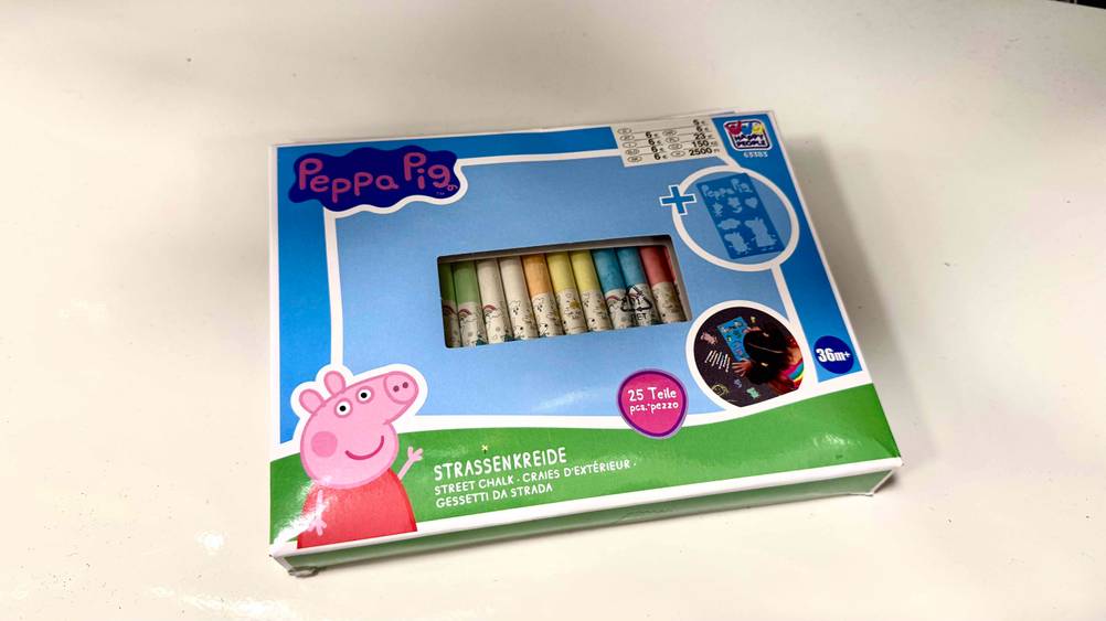 Eine Packung der Straßenkreide im Test auf einer hellen Fläche liegend.