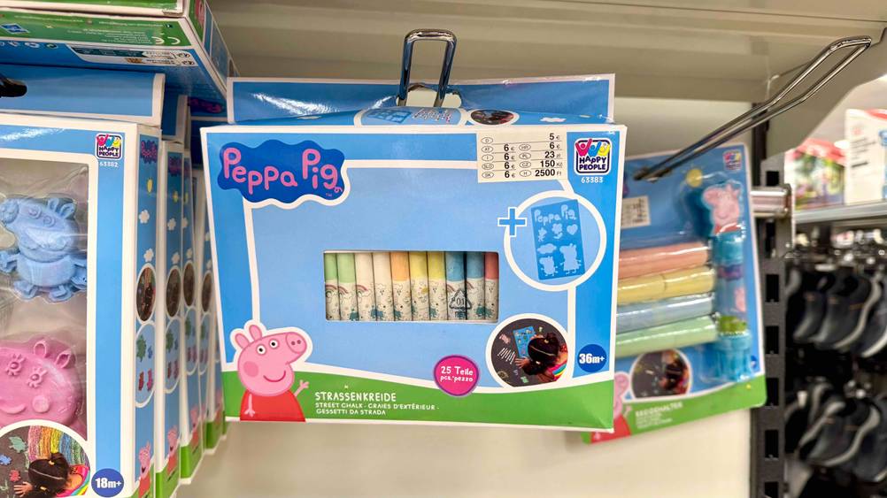 Eine Packung der getesteten Straßenkreide hängt in einem Verkaufsregal.