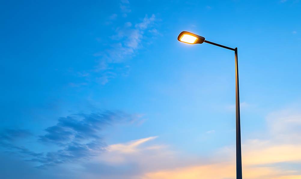 Strassenlampe-Test: Zu sehen ist eine moderne LED-Straßenlampe von unten.