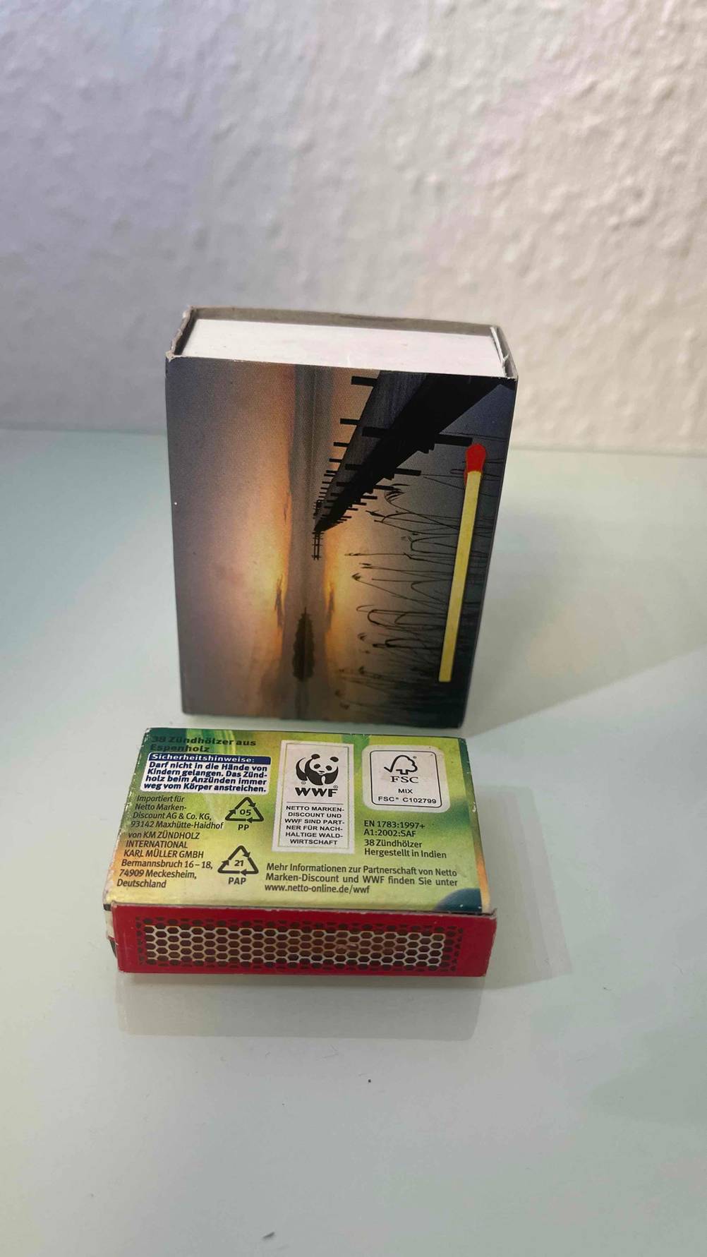 Streichhölzer getestet: Vor einer Schachtel liegt eine andere mit der Rückseite nach oben.