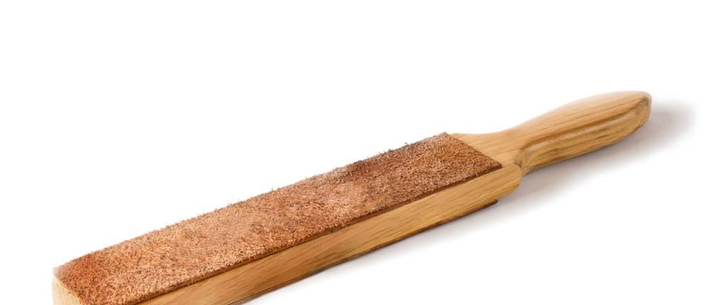 Streichriemen im Test: Auf Holz geklebter Streichriemen vor weißem Hintergrund