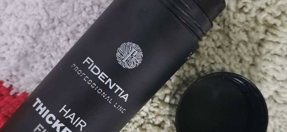 Nahaufnahme des Logos auf der Vorderseite der Packung des getesteten Streuhaars.