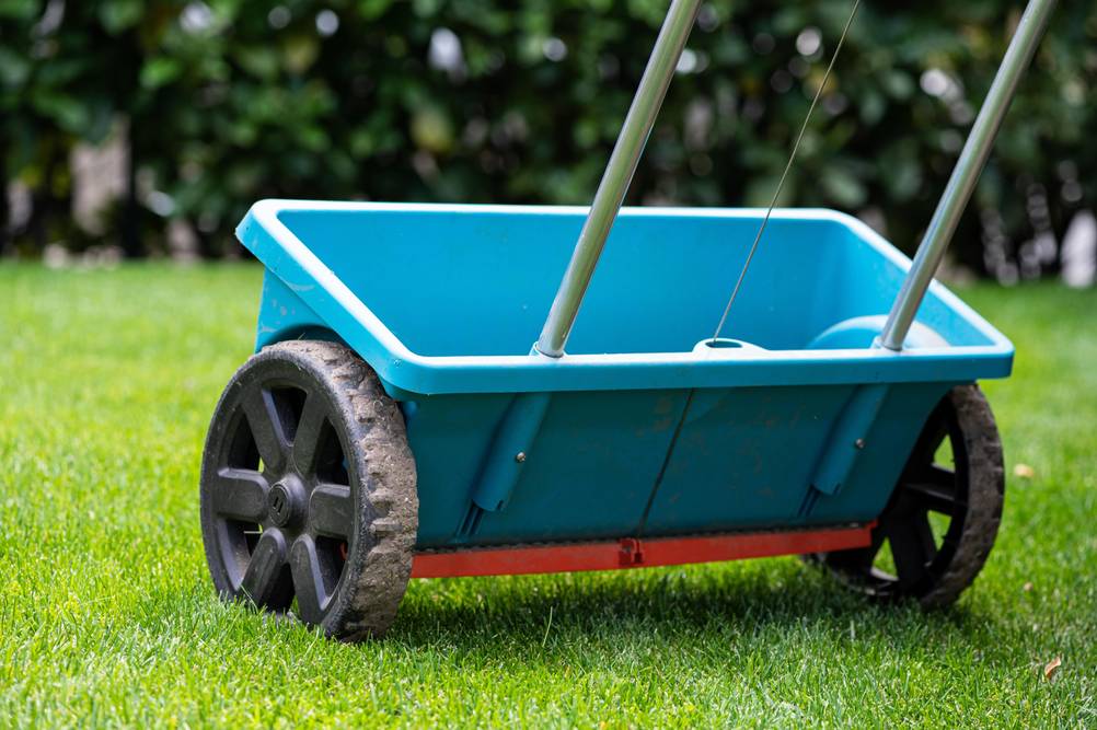 Ein Streuwagen mit Dosierungshebel.
