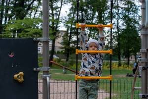 Strickleiter-Test: Ein Junge klettert eine Kunststoff-Strickleiter hoch. 