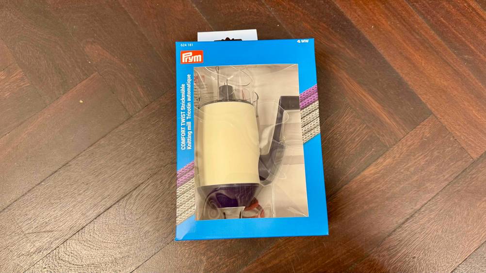 Eine verpackte Strickmühle auf eine Holzboden von oben.
