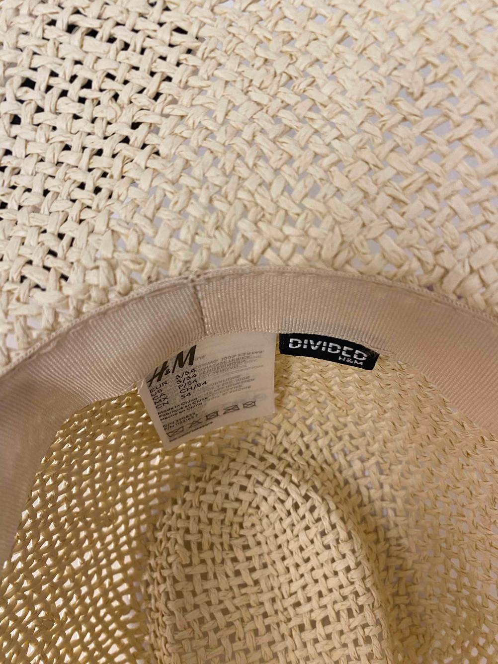 Strohhut für Damen getestet: Nahaufnahme des Markenlabels und des Größenlabels im Inneren.